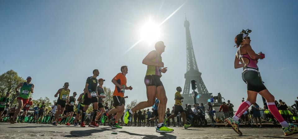 Crowd runs past the Eifel Tower in Paris Marathon